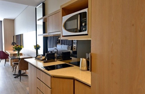 Greater Johannesburg Metropolitan Area Apartamento | Experience Elegance & Comfort – Stay at Sandton Hotel’s Premier Studio