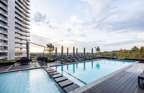 Greater Johannesburg Metropolitan Area Apartamento | Experience Elegance & Comfort – Stay at Sandton Hotel’s Premier Studio