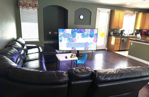 Elk Grove Casa | Experience Elk Grove living near CSUS – just a quick 18-min drive away