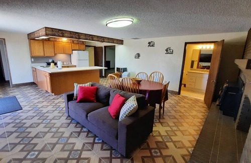 Hudson Casa | Experience Hudson charm in our spacious 3-bedroom retreat