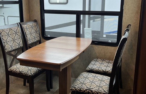 Tazewell Alquiler De RV | Experience Lakeside Bliss: Unwind in a Charming Camper at Norris Landing Marina!
