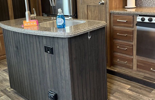 Tazewell Alquiler De RV | Experience Lakeside Bliss: Unwind in a Charming Camper at Norris Landing Marina!