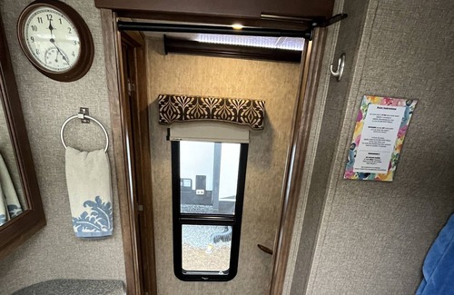Tazewell Alquiler De RV | Experience Lakeside Bliss: Unwind in a Charming Camper at Norris Landing Marina!