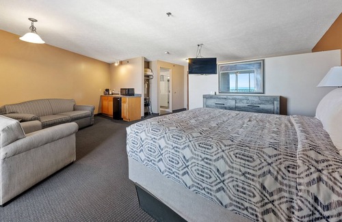 Put-in-Bay Casa | Experience Luxury and Comfort in Our Spacious Suite with Room Divider 318