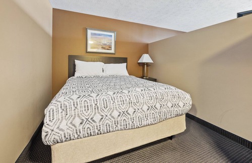 Put-in-Bay Casa | Experience Luxury and Comfort in Our Spacious Suite with Room Divider 318