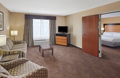 Buford Casa | Experience Luxury in Suite W/ Whirlpool Tub!