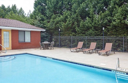 Buford Casa | Experience Luxury in Suite W/ Whirlpool Tub!