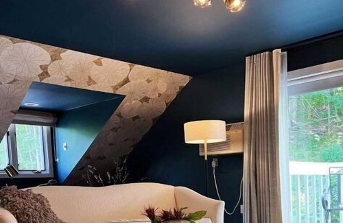 Lenox Cama Y Desayuno | Experience Luxury in The Lady Cicely Grand Suite at The Cornell Inn