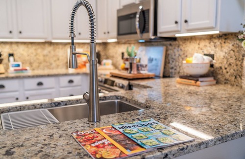 Tallahassee Condominio | Experience Modern Elegance: Luxurious Tallahassee Condo with Premier Amenities