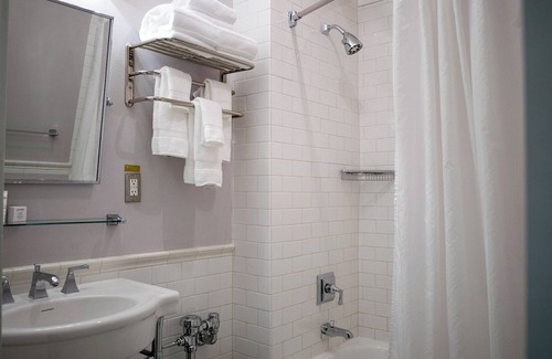 Goose Hollow Hotel | Experience Portland's Culture and Cuisine from a Vintage Hotel! Pet-friendly!