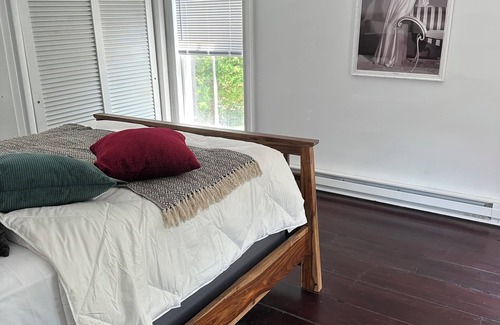 Lake Luzerne-Hadley Otro | Experience rural bliss near historic Lake George with a six bdm mountain sunset