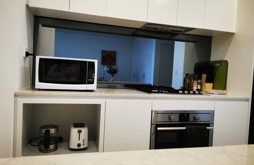 Ryde Apartamento | Experience serenity in this modern haven Train/Ferry to City~Shops~Parking