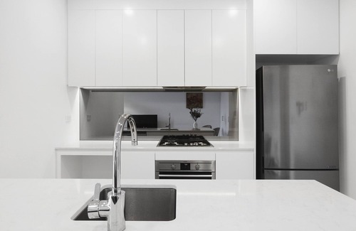 Ryde Apartamento | Experience serenity in this modern haven Train/Ferry to City~Shops~Parking