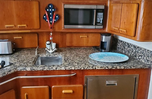 Palm Harbor Alquiler De Eote | Experience something unique and do something few others do; Stay on a Yacht.