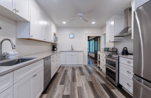 Ottawa Beach Casa | Experience spacious comfort at Pavillion Paradise - Pet Friendly