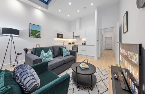 Canbury Apartamento | Experience the ambience and comfort of home for as long as you like.