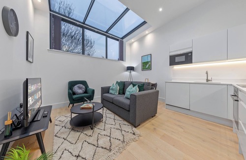 Canbury Apartamento | Experience the ambience and comfort of home for as long as you like.