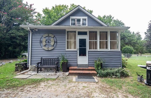 Lusby Casa | Experience the best of Southern Maryland at the Calvert Cliffs Cottage.