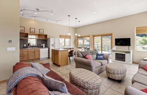 Shelby Casa | Experience the charm of Great Lakes Villa - with stunning lake views.