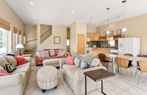 Shelby Casa | Experience the charm of Great Lakes Villa - with stunning lake views.