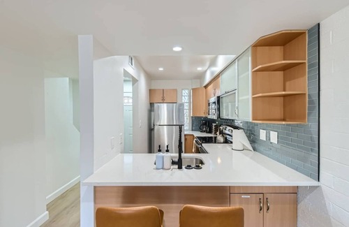 New Papago Parkway Apartamento | Experience the comfort of our remodeled 2-bedroom, 1.5-bath residence