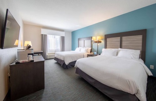 West Kissimmee Hotel | Experience The Magic of Orlando- 2 Rooms W/ Free Shuttle, 5 Pools, and Breakfast