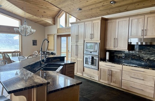 Cody Casa | Experience the Magic of Wapiti Valley in Luxury. Stunning Views-East Yellowstone
