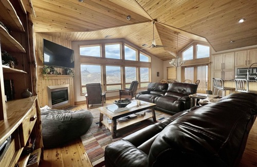 Cody Casa | Experience the Magic of Wapiti Valley in Luxury. Stunning Views-East Yellowstone
