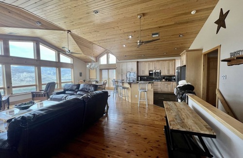 Cody Casa | Experience the Magic of Wapiti Valley in Luxury. Stunning Views-East Yellowstone