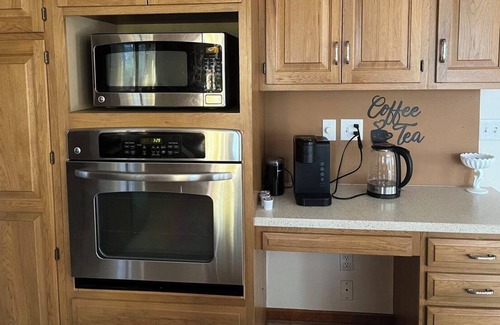 Maumee Casa | Experience the midwest American Village life in cozy home