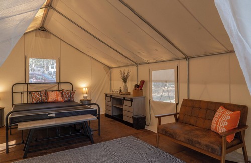 Heiskell Alquiler De RV | Experience the perfect blend of camping at the Rocky Top Retreat Glamping Tent.