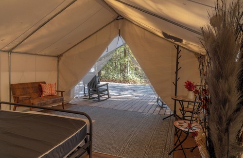 Heiskell Alquiler De RV | Experience the perfect blend of camping at the Rocky Top Retreat Glamping Tent.