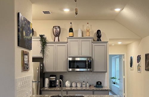Manchaca Condominio | Experience the Perfect Blend of Art and Comfort in Austin
