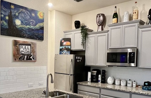 Manchaca Condominio | Experience the Perfect Blend of Art and Comfort in Austin