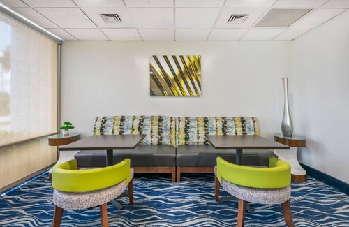 Seabreeze Park Hotel | Experience The Thrill From Your Modern Haven | Daytona Speedway & Theme Parks