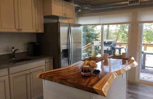 Lansdowne Cabina | Experience the Ultimate Waterfront Luxury Escape with Your Own Private Hot Tub