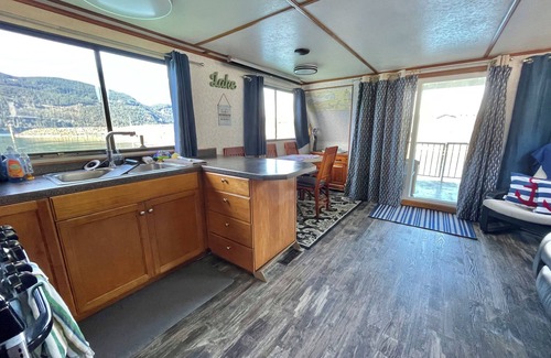 Harrison Hot Springs Alquiler De Eote | Experience the ultimate waterfront escape on our stunning Three Buoys Houseboat