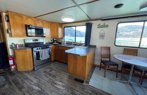 Harrison Hot Springs Alquiler De Eote | Experience the ultimate waterfront escape on our stunning Three Buoys Houseboat