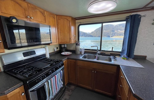 Harrison Hot Springs Alquiler De Eote | Experience the ultimate waterfront escape on our stunning Three Buoys Houseboat