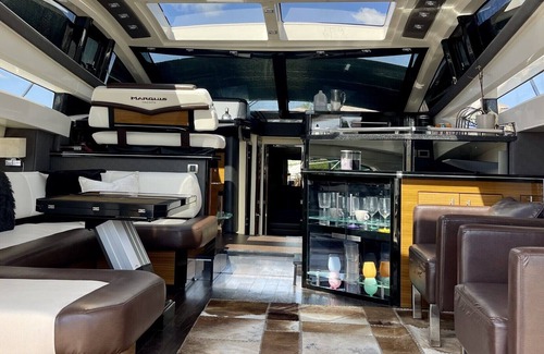 Gifford Alquiler De Eote | Experience the yacht life with this exotic gem.