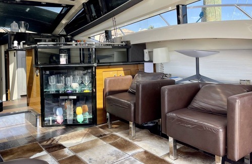 Gifford Alquiler De Eote | Experience the yacht life with this exotic gem.