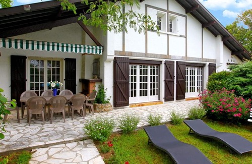 Arbonne Villa | Experimenta este retiro de estilo vasco con encantadores jardines y piscina climatizada