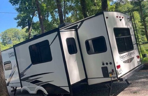 Gadsden Alquiler De RV | Experience Tillison Bend Campground in this phenomenal 1-bedroom 1-Bath Camper.