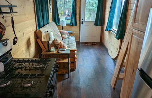 Post Falls Apartamento | Experience Tiny Cabin Living. Close to recreational activities.