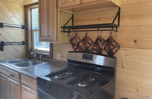 Post Falls Apartamento | Experience Tiny Cabin Living. Close to recreational activities.