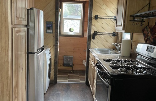 Post Falls Apartamento | Experience Tiny Cabin Living. Close to recreational activities.