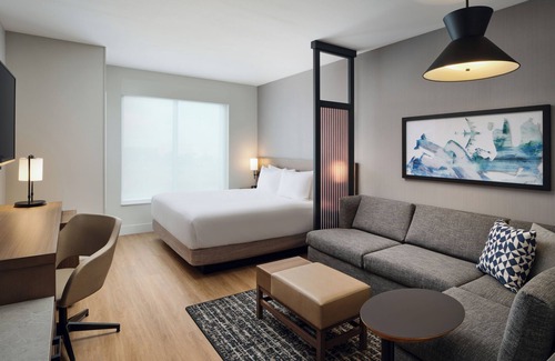Melbourne Hotel | Experience Top Relaxation: Modern Room w/ Free Breakfast | 5-Min Walk to Airport