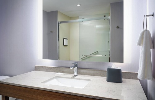 Melbourne Hotel | Experience Top Relaxation: Modern Room w/ Free Breakfast | 5-Min Walk to Airport