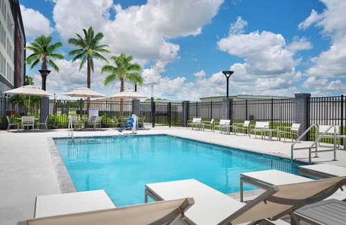 Melbourne Hotel | Experience Top Relaxation: Modern Room w/ Free Breakfast | 5-Min Walk to Airport