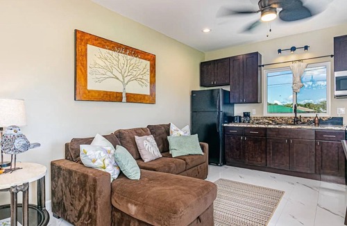 Hilo Apartamento | Experience Tropical Tranquility: Luxury Studio Home in Hilo!